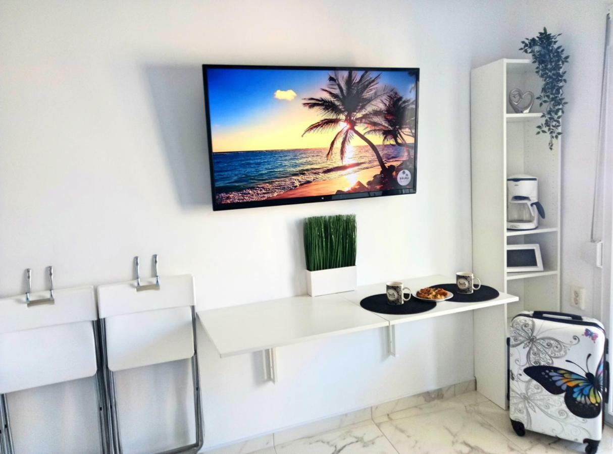 Pure Bliss Luxury Beachfront Apartment With Panoramic Sea Views, Electric Bbq, Gym Equipment And More Agía Triás Luaran gambar
